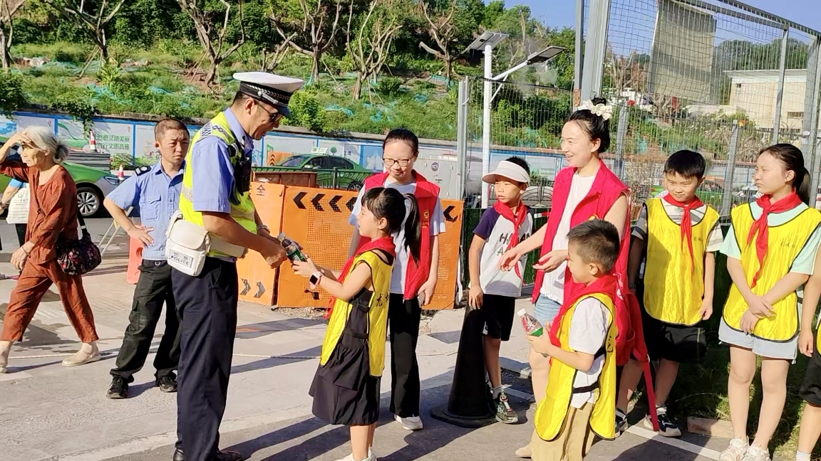 小小少年   街頭“送清涼 沁人心” —記四川省自貢市高新區(qū)龍城社區(qū)的愛心微公益活動