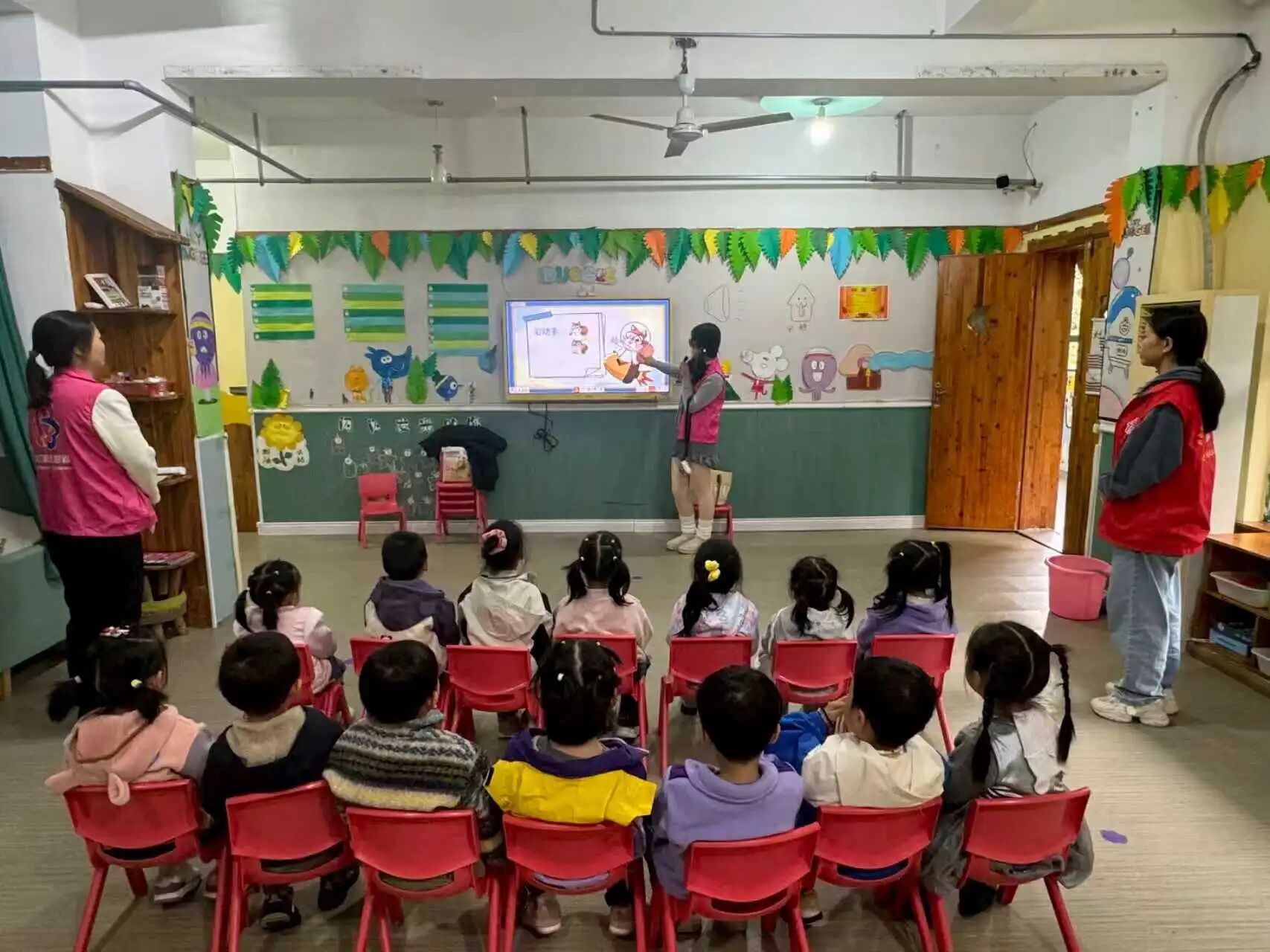 江西省新余市渝水區(qū)城北街道春龍社區(qū)關(guān)工委聯(lián)合區(qū)婦聯(lián)在北湖星城幼兒園開展“童心探生物，潤心伴成長”趣味科普課