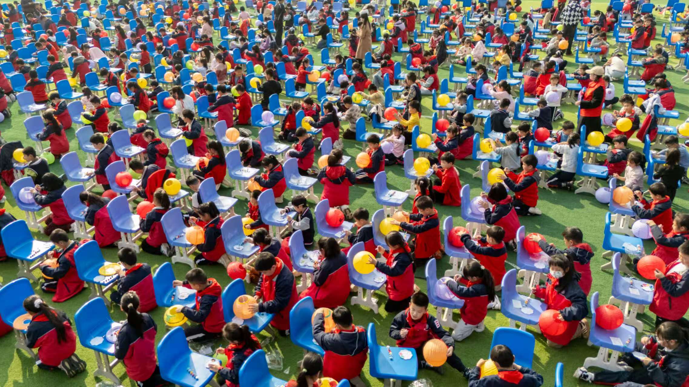 四川自貢高新區(qū)匯東實(shí)驗(yàn)學(xué)校開展彩燈非遺進(jìn)校園活動(dòng)——燈彩繪就傳承卷  童心點(diǎn)亮未來光