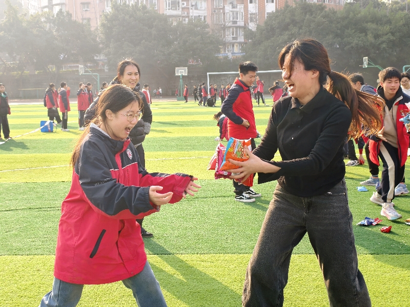 減壓煥能  逐光迎新——四川自貢高新區(qū)匯東實(shí)驗(yàn)學(xué)校舉辦九年級師生趣味活動