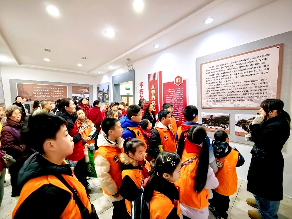 四川省自貢市高新區(qū)西湖社區(qū)關(guān)工委開(kāi)展緬懷鄧萍先烈紅色研學(xué)活動(dòng)
