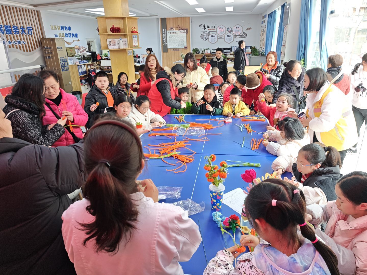 四川省自貢市高新區(qū)銀樺社區(qū)關(guān)工委開展“扭福迎春 聯(lián)墨飄香”青少年文化活動