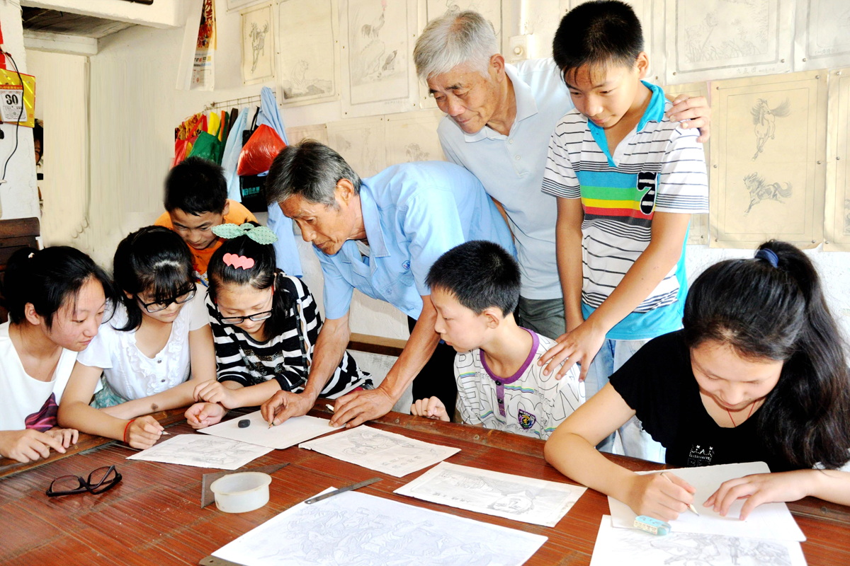 81歲退休工人唐地生以畫傳情，點(diǎn)亮青少年藝術(shù)夢想