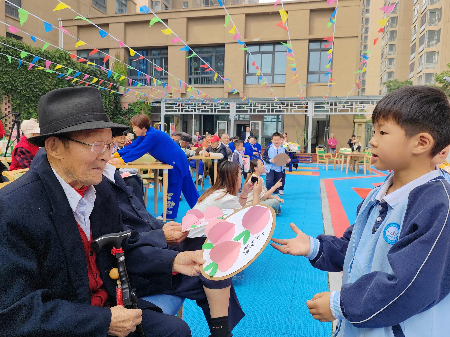 安徽省合肥市包河區(qū)義城街道迎淮社區(qū)關(guān)工委開展“九九重陽頌黨恩 敬老愛老暖桑榆”活動(dòng)