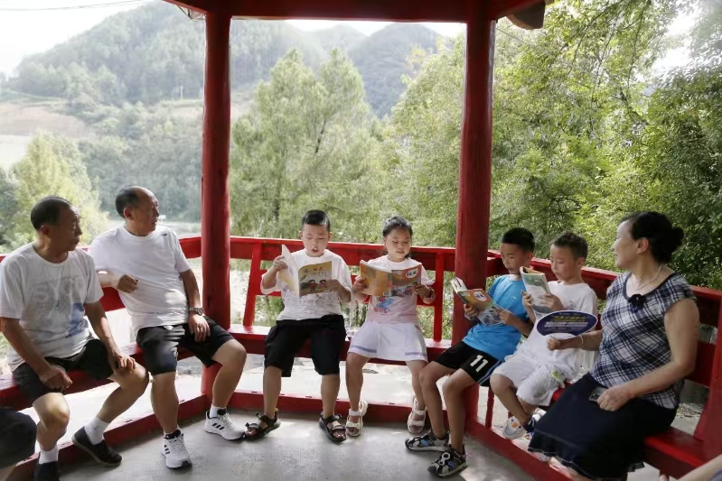 四川省巴中市南江縣關(guān)工委突出“五老”關(guān)愛，開展助孤幫困