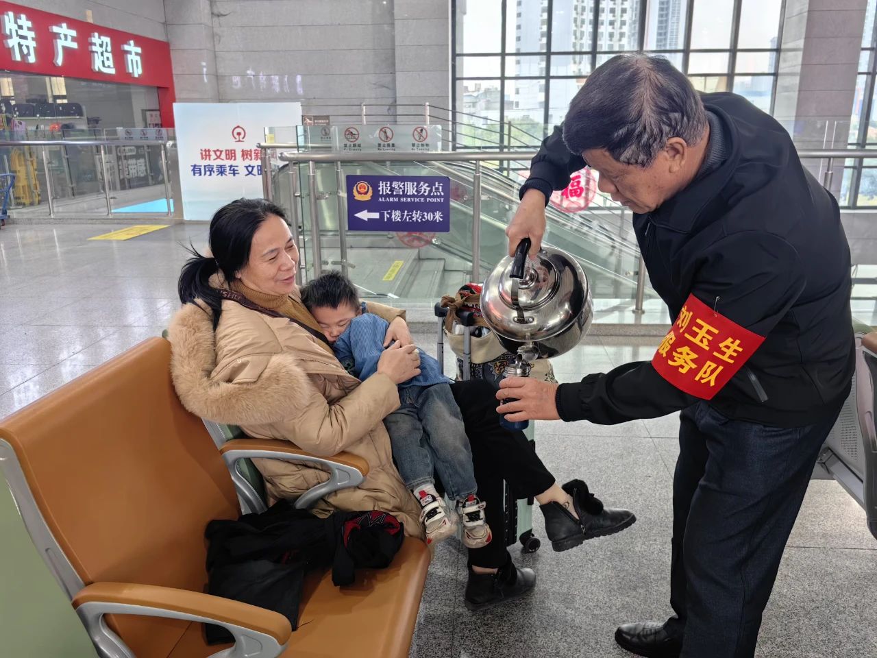 退休不褪色，春運(yùn)勇?lián)?dāng)——記中國鐵路南寧局“五老”劉玉生