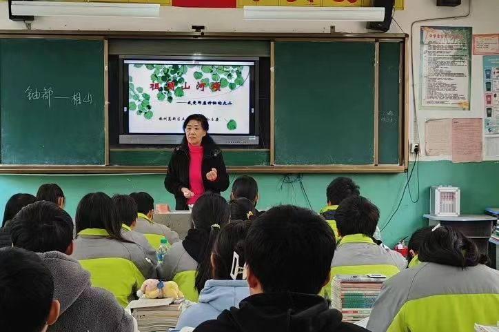 甘當(dāng)綠葉把花襯