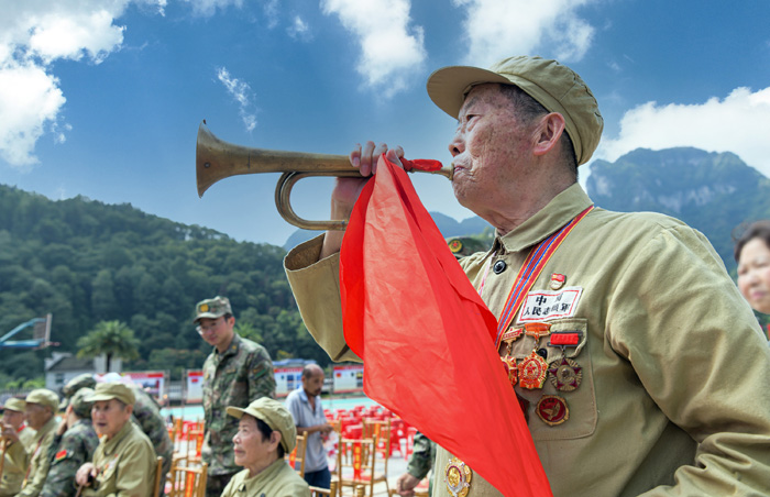 湖南省吉首市抗美援朝老兵彭官榮：戰(zhàn)場“號角”化心聲 情注關(guān)心下一代