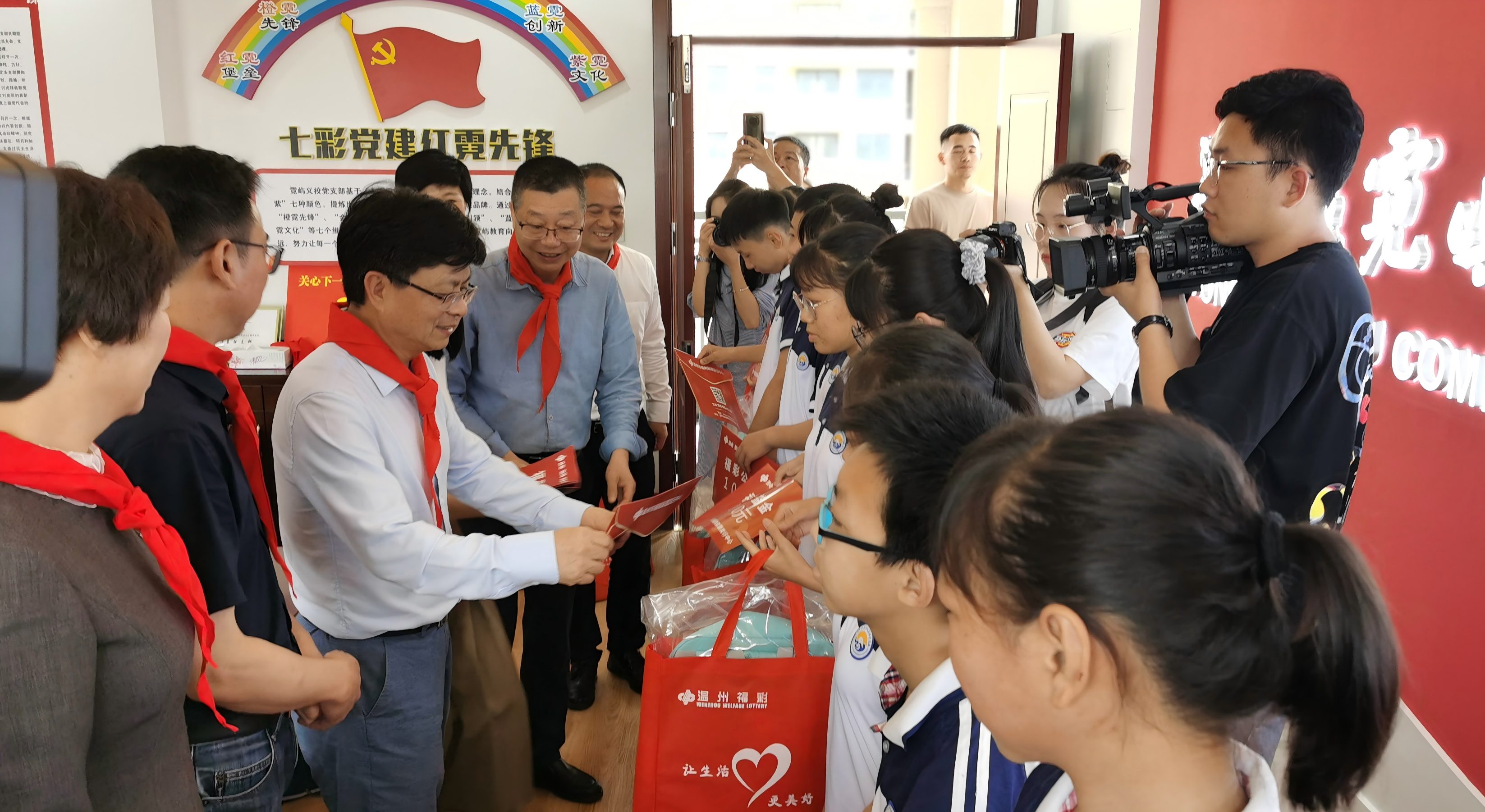 忠誠鑄魂育新人 大愛無疆護(hù)青苗——記溫州市關(guān)工委主任、市關(guān)心下一代基金會創(chuàng)會會長卓高柱先進(jìn)事跡