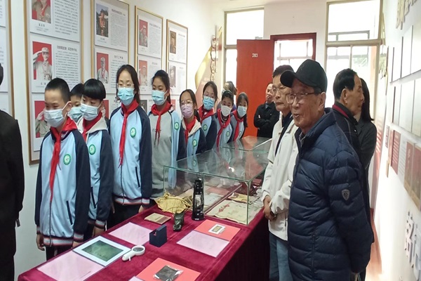 吳江區(qū)松陵街道東門社區(qū)老黨員、老軍人和小學(xué)生代表參觀區(qū)委老干部局紅色印記展示館_proc--.jpg