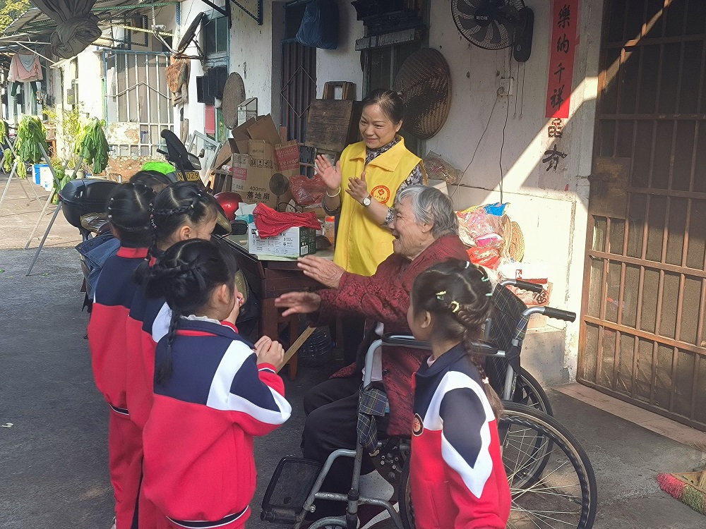 1704190968839255.jpg “五老”志愿者和小朋友慰問高齡老人彭奶奶1.jpg