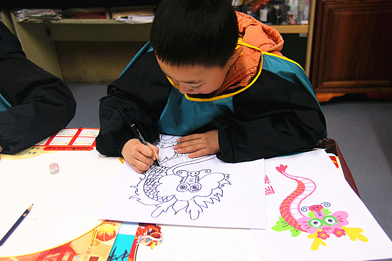 1704280501414528.jpg 玄武湖街道關工委聯(lián)合開展“童心迎新年 巧手畫年畫”活動(6).jpg