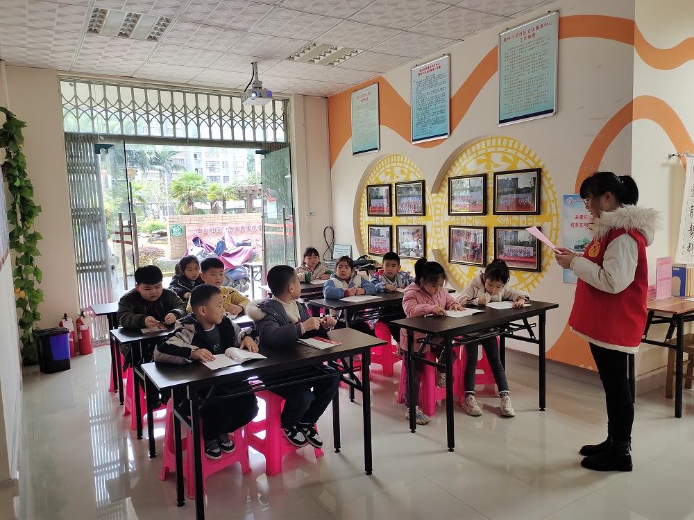 1704793622702210.jpg 3-志愿者在給未成年人誦讀紅色革命故事1.jpg