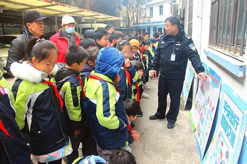 1704846438432003.jpg 玄武湖街道關(guān)工委聯(lián)合板倉派出所關(guān)工站開展“警營(yíng)開放日”活動(dòng)(8).jpg