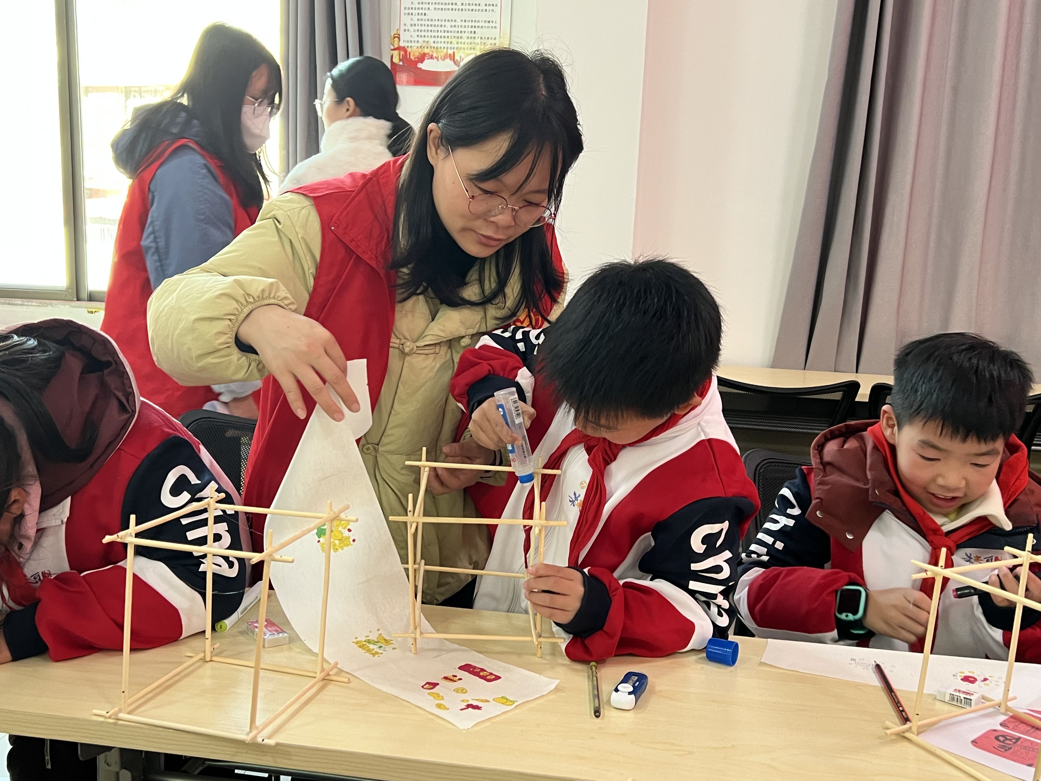 1704854216400725.jpg 3基層動(dòng)態(tài)照片2_愛(ài)奇藝.jpg