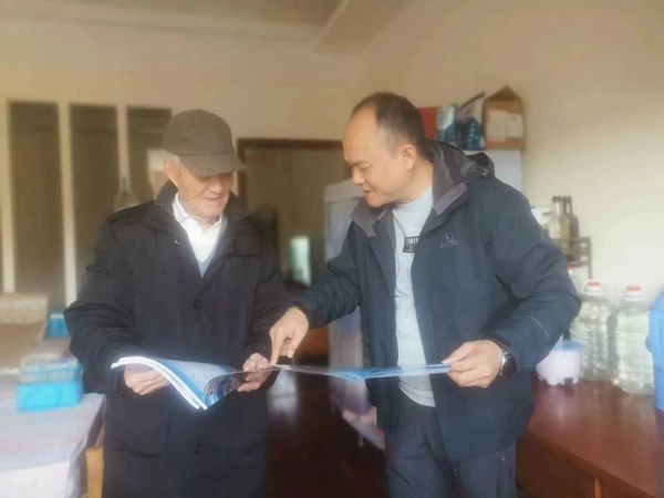 1704877370575557.jpg 慰問離休干部王一凡.jpg