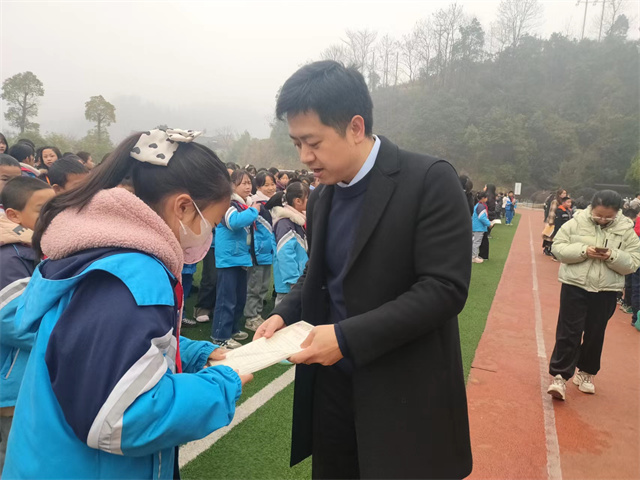 1705064398846891.jpg 發(fā)放知識(shí)手冊.jpg