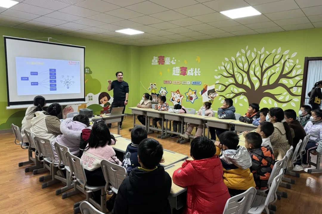 1705107256479024.png 江蘇省南京市玄武區(qū)唱經(jīng)樓社區(qū)開展“擁抱科技 飛翔的夢”無人機(jī)體驗小課堂活動.png