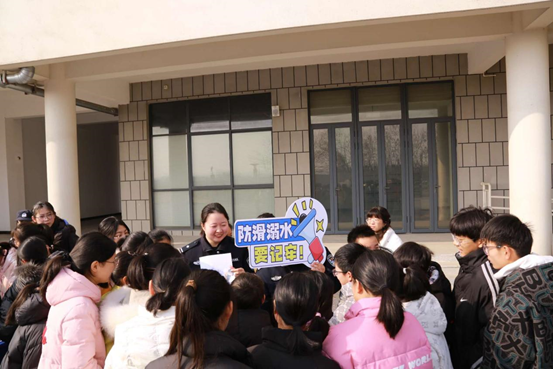 1月9日上午，泰州高港實驗初級中學教育集團關工委協(xié)同在環(huán)溪校區(qū)舉行“法治進校園”專題講座，刁鋪派出所的宋警官應邀主講。2.png