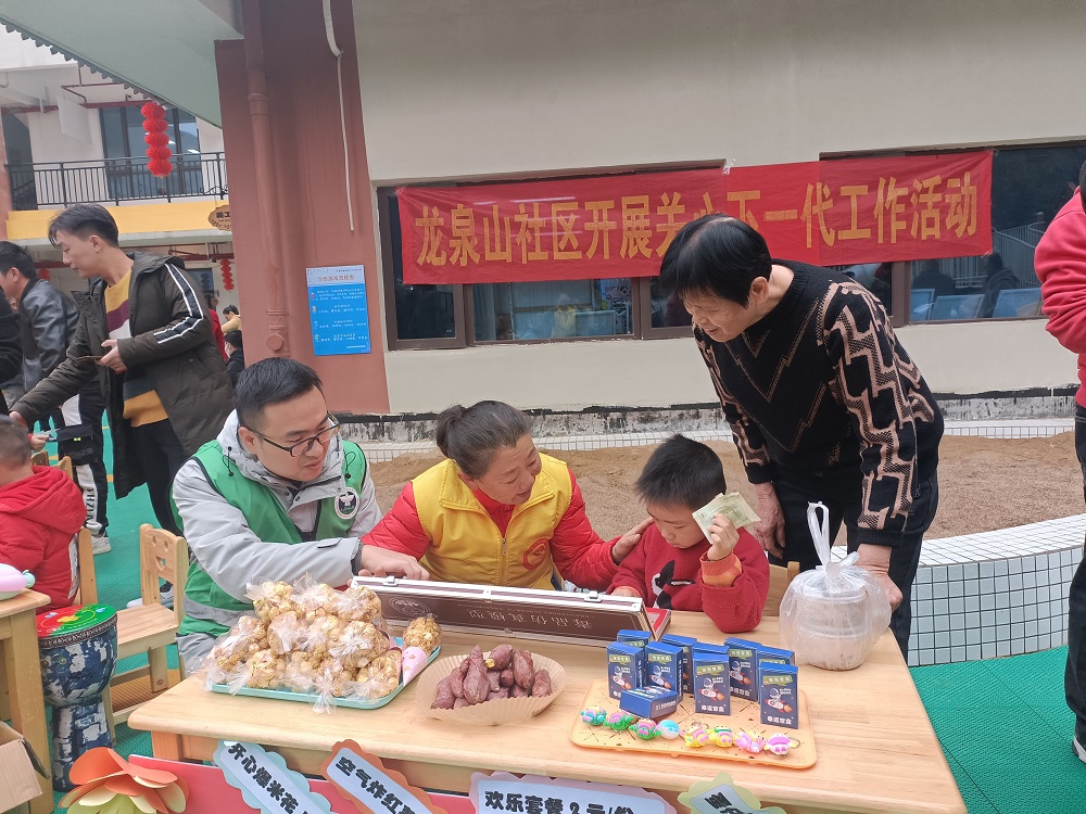 1705374883689522.jpg “五老”志愿者向小朋友和家長(zhǎng)宣傳禁毒知識(shí) (2)1.jpg