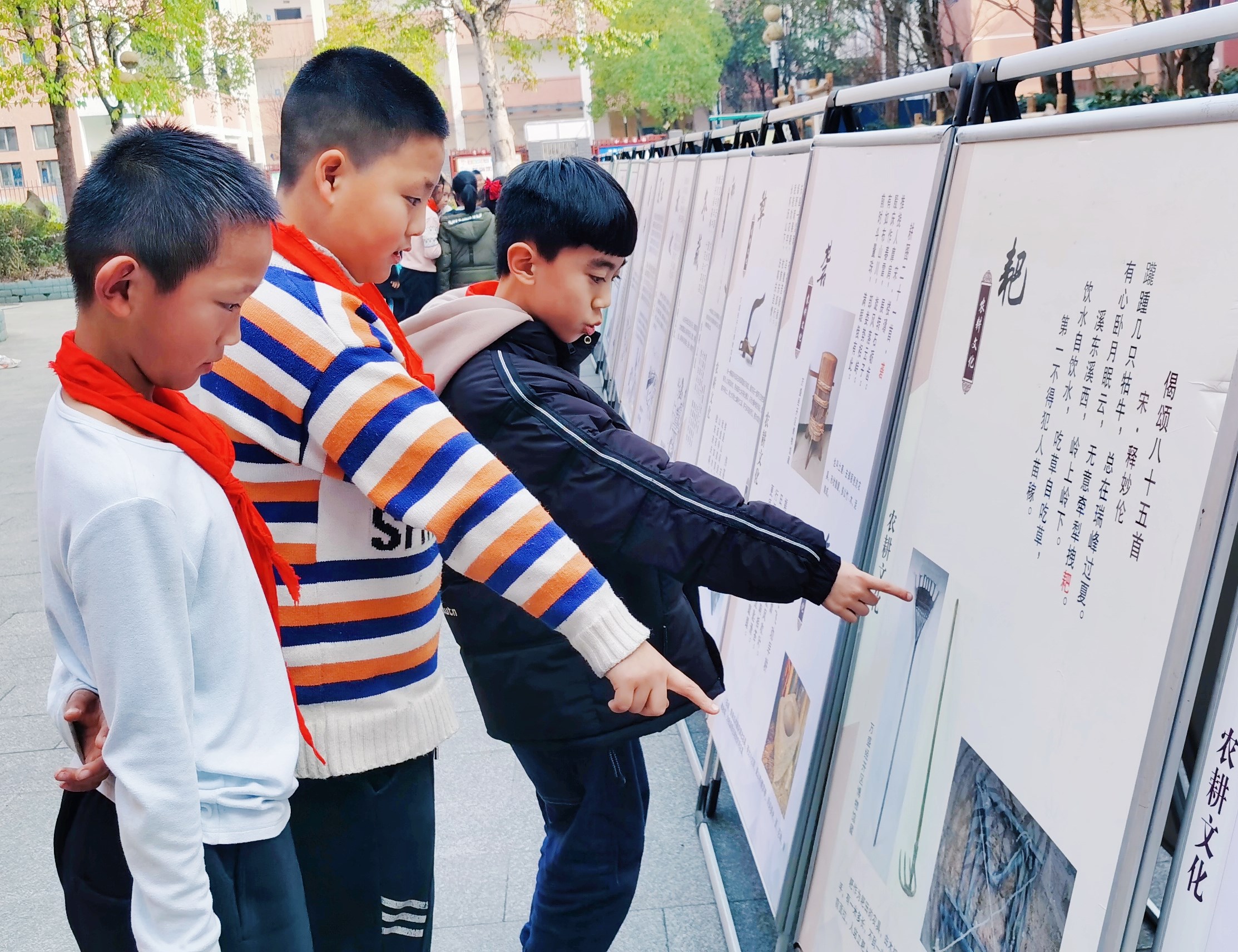 1月12日，重慶市萬盛經開區(qū)博物館、福耀實驗學校關工委聯(lián)合開展“尋夢溱州 記住鄉(xiāng)愁”農耕文化展活動。.jpg