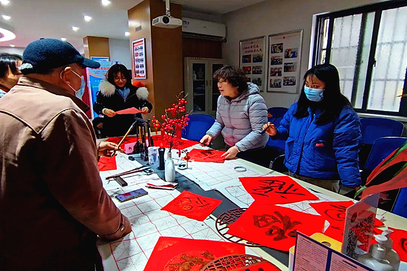 江蘇省南京市玄武區(qū)香鋪營社區(qū)關工委開展“筆走龍蛇繪新春、翰墨飄香送祝福” 寫春聯(lián)活動(2).jpg