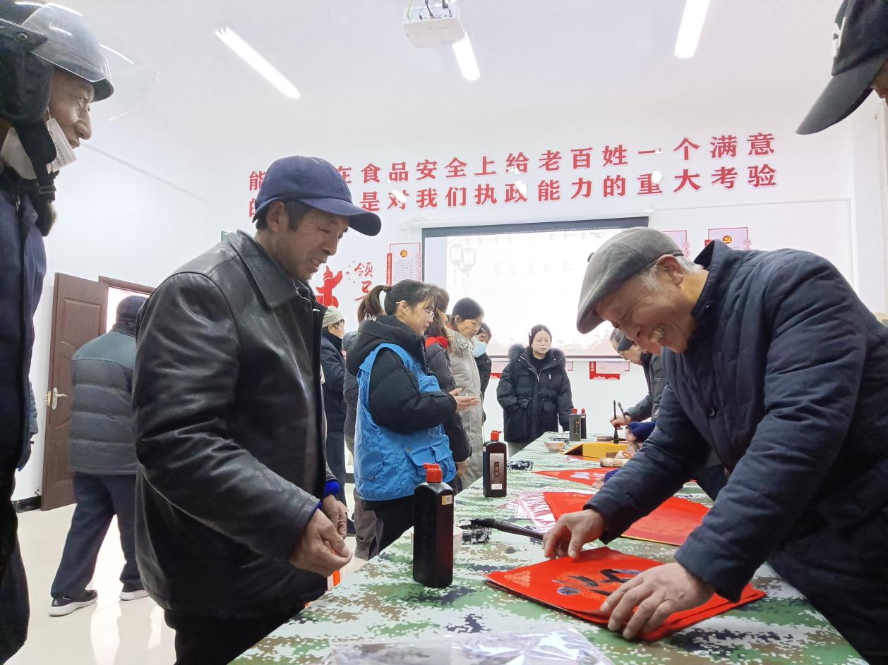 1月23日下午，泰州醫(yī)藥高新區(qū)（高港區(qū)）刁鋪街道大豐社區(qū)關(guān)工委聯(lián)合區(qū)中老年書畫協(xié)會在大豐社區(qū)新時代文明實踐站開展“墨香滿新年 鴻福滿大豐”書法送福活動。3.jpg