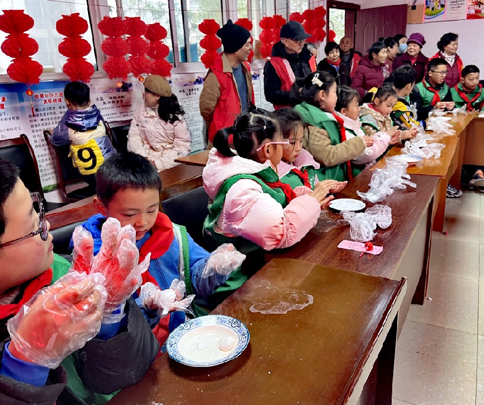 小朋友們在今天的慶元宵節(jié)活動上搓湯圓0_proc.jpg