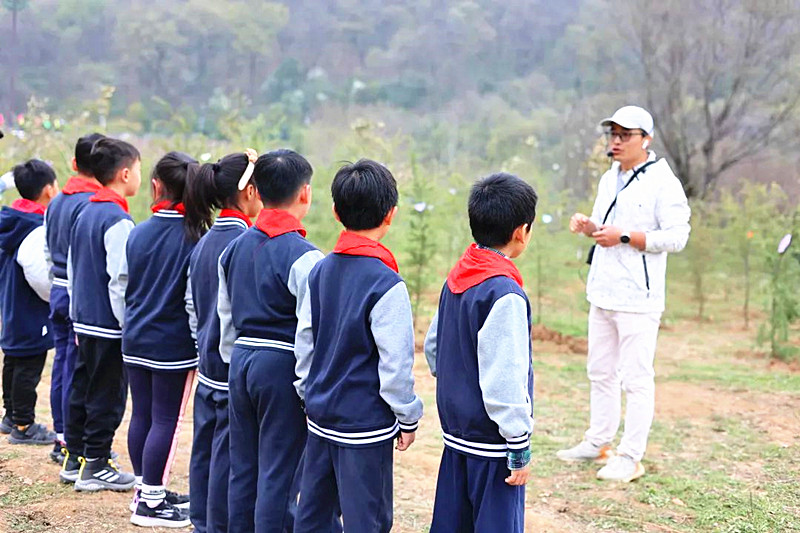 江蘇省南京市玄武區(qū)玄武湖街道關(guān)工委聯(lián)合組織開(kāi)展“手植一株‘綠’，‘心’栽一片林”植樹(shù)節(jié)活動(dòng) (1).jpg