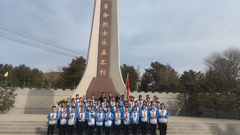 1712129251305021.jpg 元寶山區(qū)向陽(yáng)小學(xué)清明節(jié)活動(dòng)照片1_副本.jpg