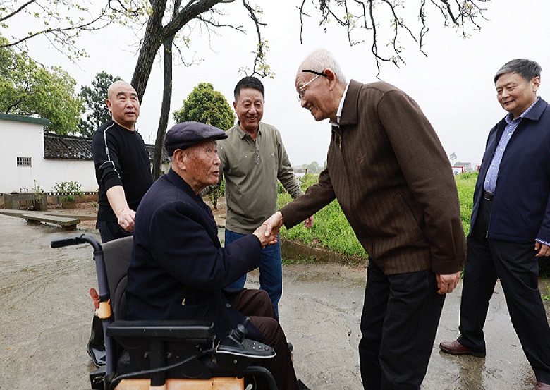 1712419908504786.jpg 圖為張俊等看望劉長(zhǎng)春(黃國(guó)華攝) (1).jpg