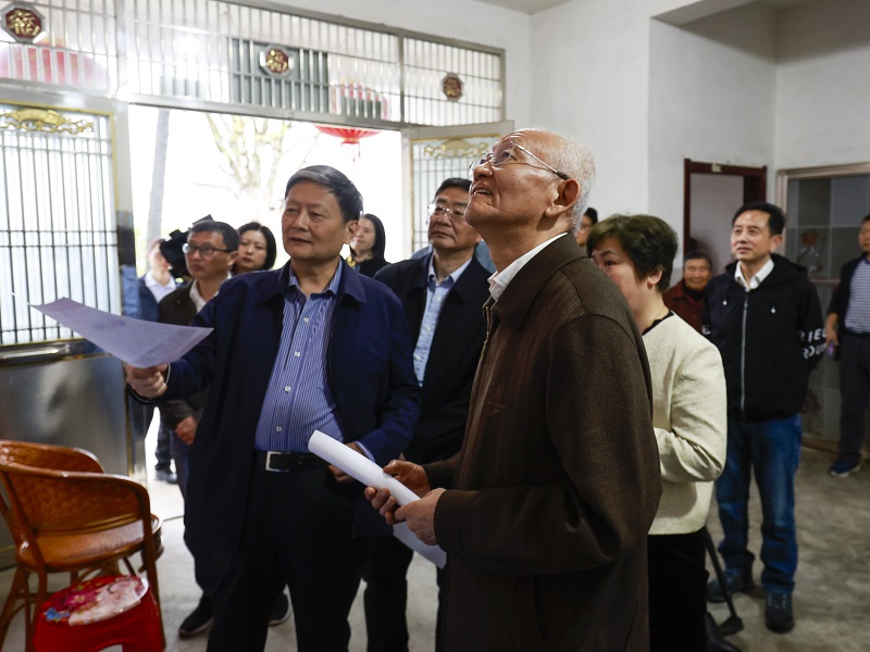 1712421181230961.jpg 圖為張俊一行觀看劉長(zhǎng)春先進(jìn)事跡(黃國(guó)華攝).jpg