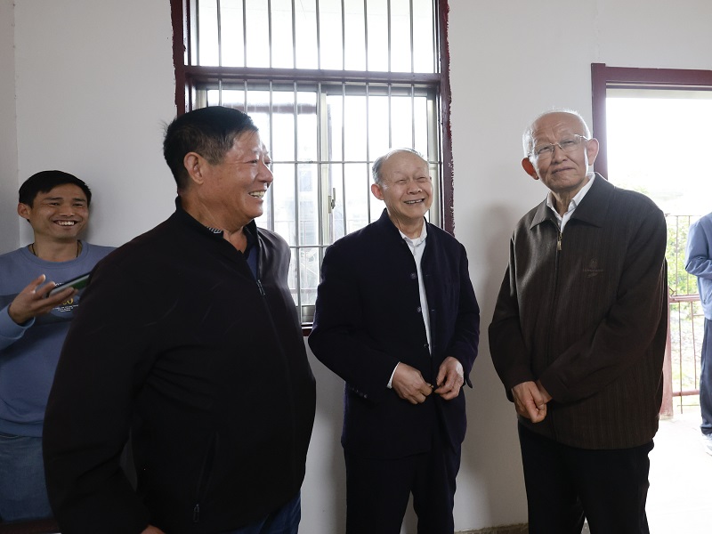 1712422453856784.jpg 圖為張俊在與五嶺村“五老”親切交談.jpg