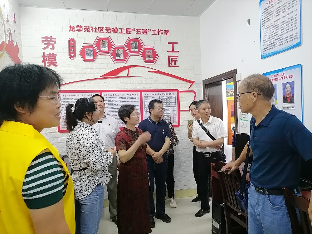 1714123220933936.jpg 社區(qū)負(fù)責(zé)人在給大家介紹工匠精神傳承“五老”工作室1.jpg