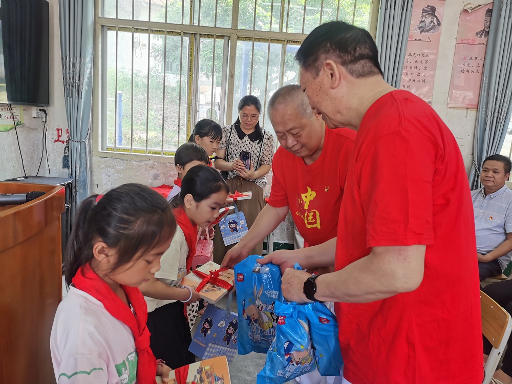 1716289980276369.jpg 區(qū)關(guān)工委領(lǐng)導(dǎo)給孩子們贈(zèng)送“六一”慰問品21.jpg