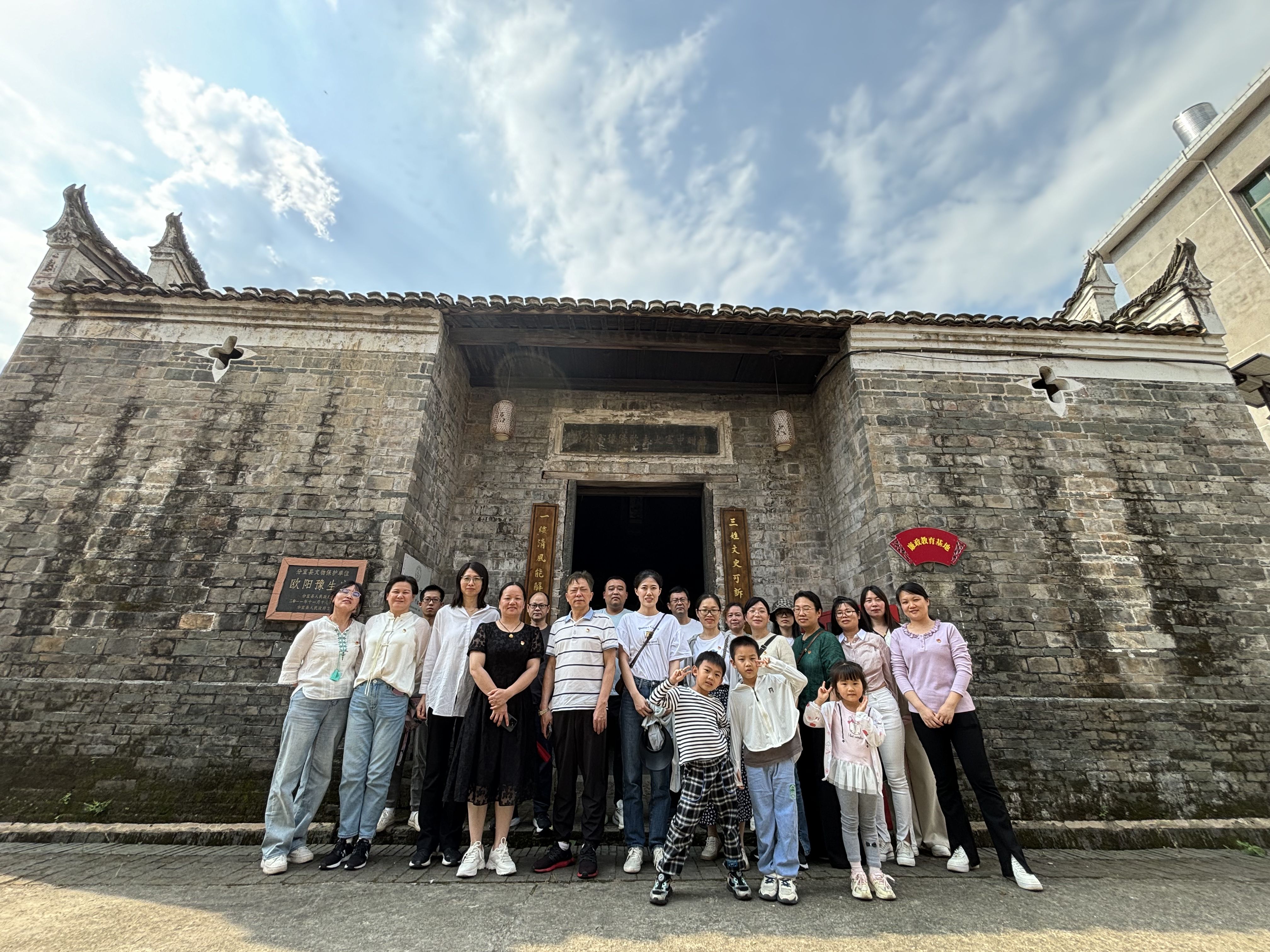 1717324253103731.jpg 1關(guān)愛活動照片_愛奇藝.jpg