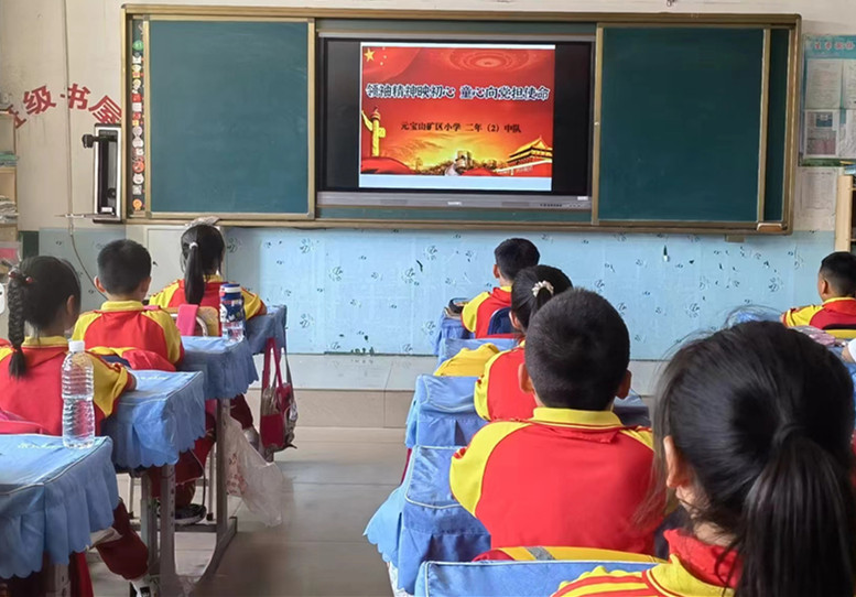 1718244344752312.jpg 元寶山區(qū)元礦小學紀念毛澤東誕辰130周年活動照片1_副本.jpg