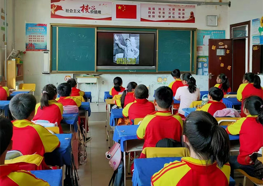 1718244362856381.jpg 元寶山區(qū)元礦小學紀念毛澤東誕辰130周年活動照片4_副本.jpg