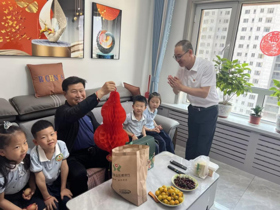 1718329006485878.png 元寶山區(qū)東城街道銀河社區(qū)關(guān)工委端午節(jié)活動(dòng)照片2.png