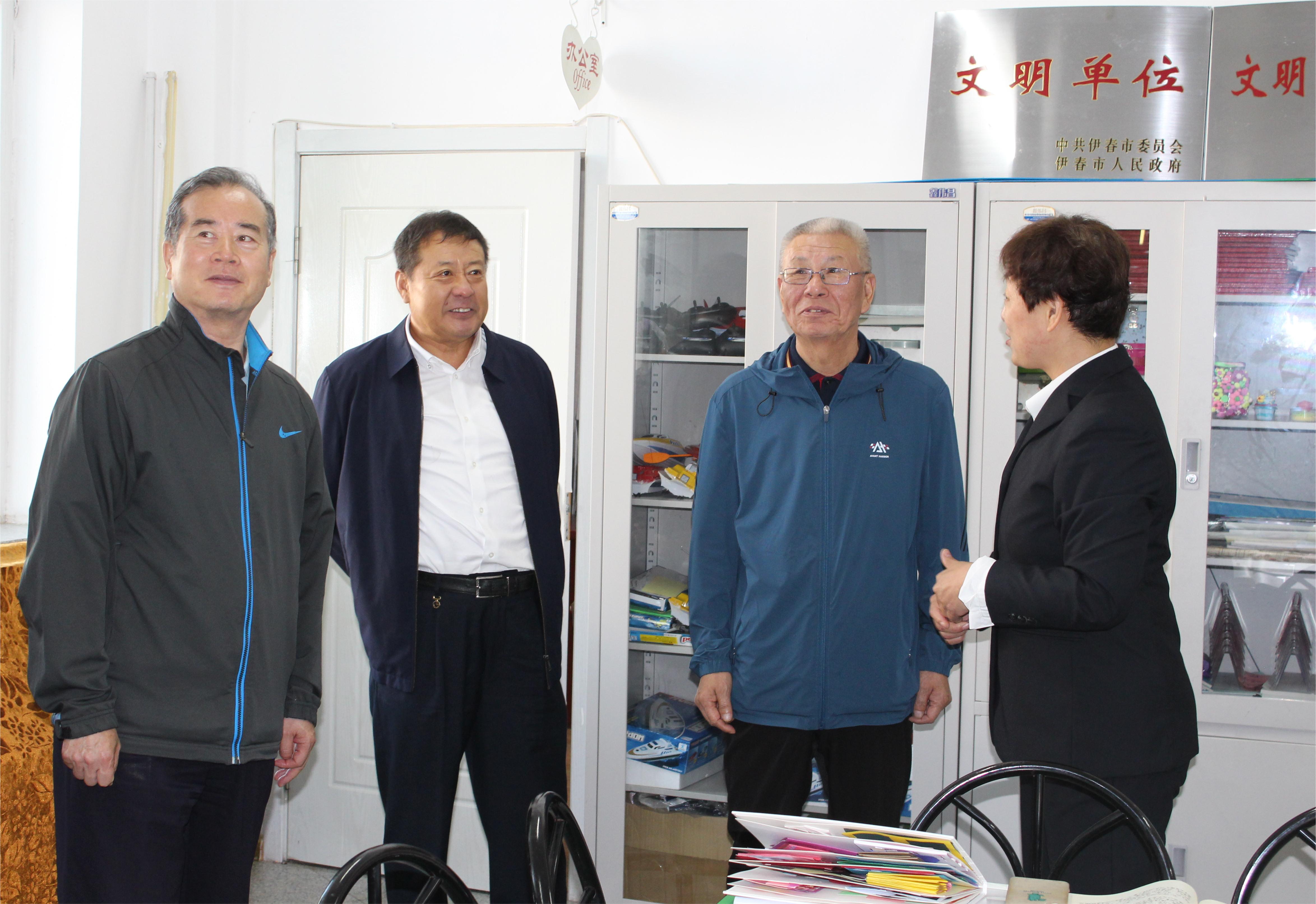 1719304388778469.jpg 6月20日上午省關(guān)工委調(diào)研組到伊春市友好區(qū)青少年活動(dòng)中心調(diào)研.jpg