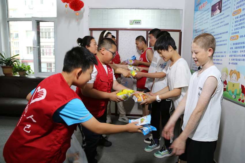 1721697852908301.jpg 元寶山區(qū)草原藍哈達協(xié)會關(guān)工委暑期組織小小志愿者看望孤殘兒童照片1_副本.jpg