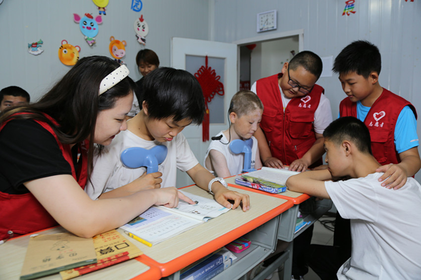 1721697869839548.jpg 元寶山區(qū)草原藍哈達協(xié)會關(guān)工委暑期組織小小志愿者看望孤殘兒童照片7pg_副本.jpg