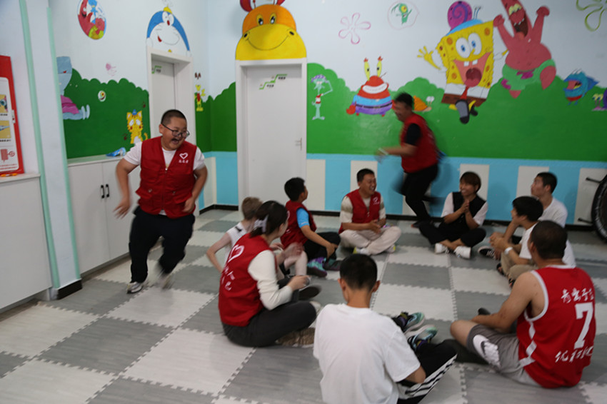 1721697893439196.jpg 元寶山區(qū)草原藍哈達協(xié)會關(guān)工委暑期組織小小志愿者看望孤殘兒童照片9pg_副本.jpg