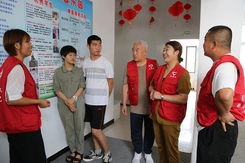 1721697911120622.jpg 元寶山區(qū)草原藍哈達協(xié)會關(guān)工委暑期組織小小志愿者看望孤殘兒童照片13pg_副本.jpg