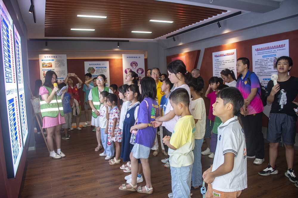 1721962623742255.jpg 講解員講解禁毒知識(shí)1.jpg