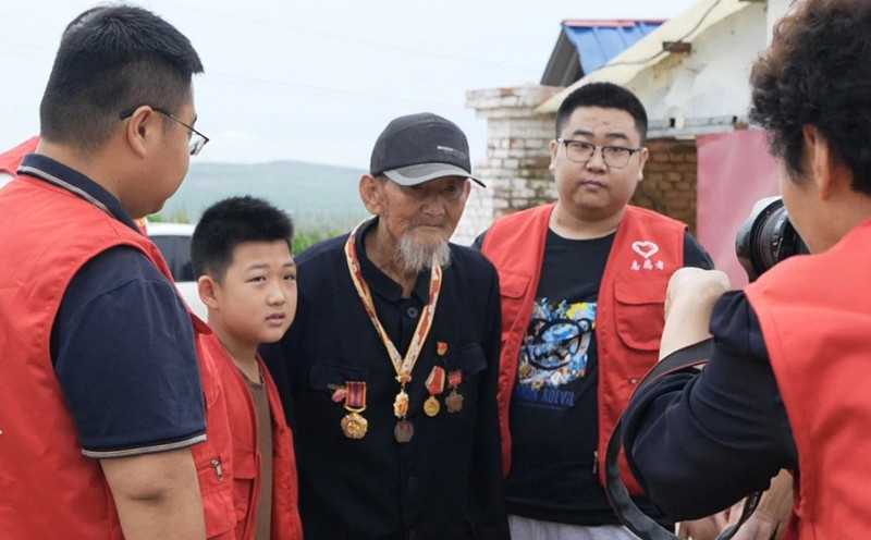 1722386471876679.jpg 元寶山區(qū)草原藍哈達協(xié)會關(guān)工委八一慰問老兵活動照片9jpg_副本.jpg