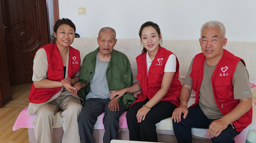 1722386607882153.jpg 元寶山區(qū)草原藍哈達協(xié)會關(guān)工委八一慰問老兵活動照片2_副本.jpg