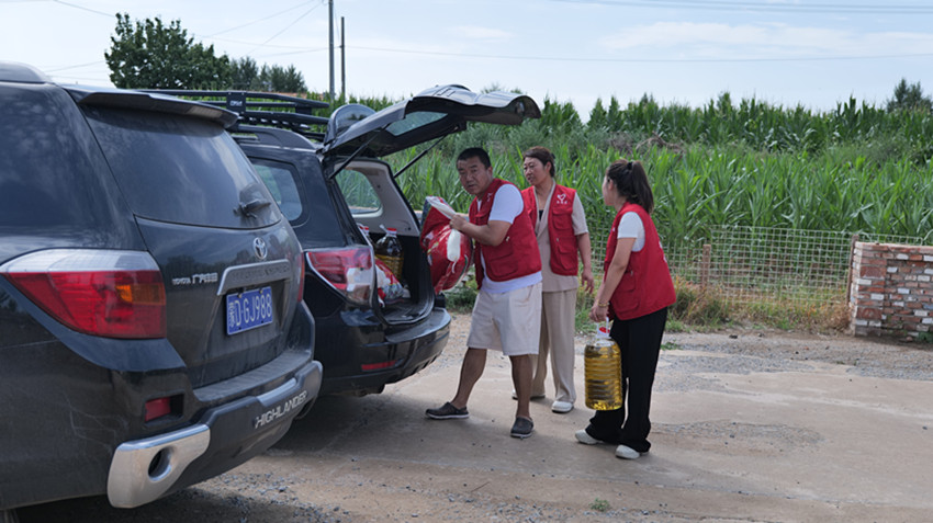 1722386687450447.jpg 元寶山區(qū)草原藍哈達協(xié)會關(guān)工委八一慰問老兵活動照片4jpg_副本.jpg