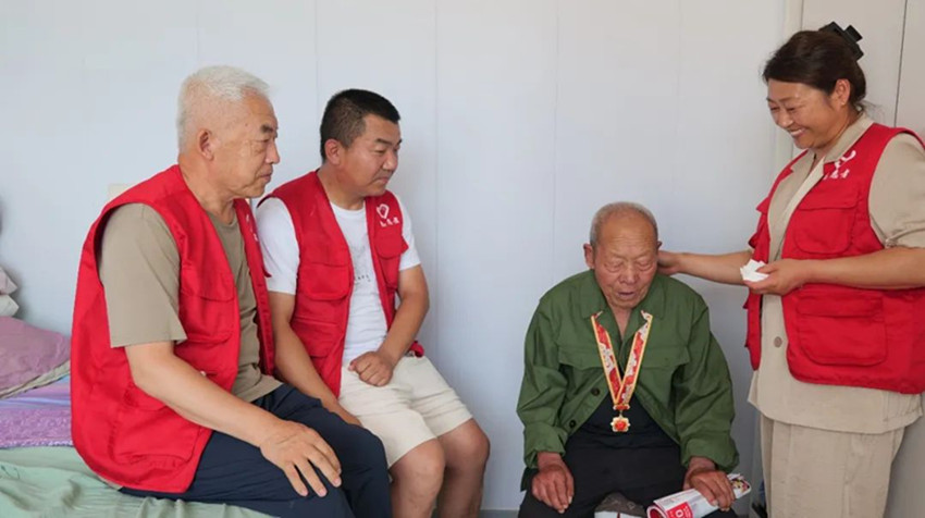 1722387673428961.jpg 元寶山區(qū)草原藍哈達協(xié)會關(guān)工委2024八一前夕看望復原老兵活動照片11_副本.jpg