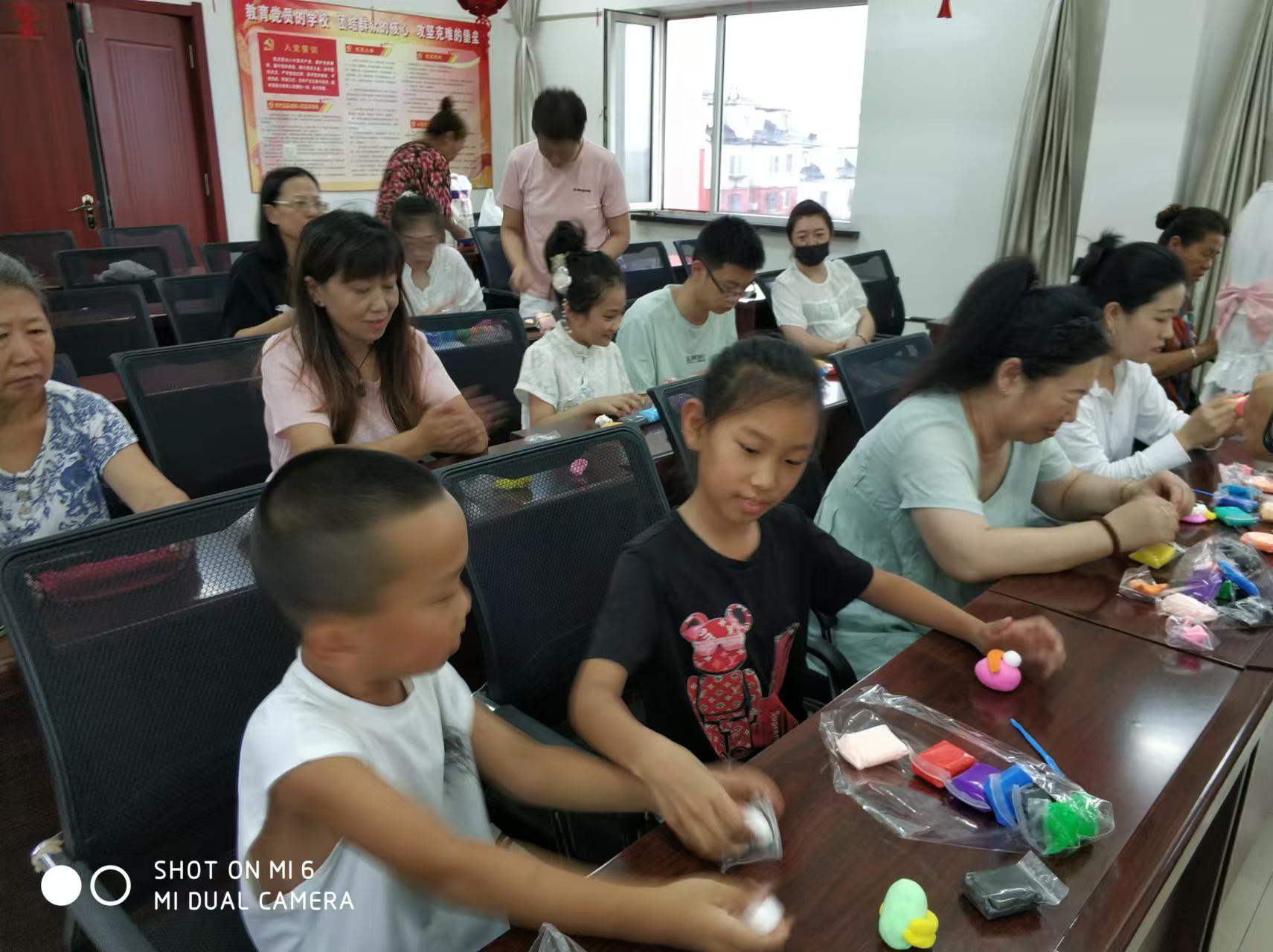 2024.08.02新立社區(qū)關(guān)工委開展暑假泥塑活動照片之一.jpg